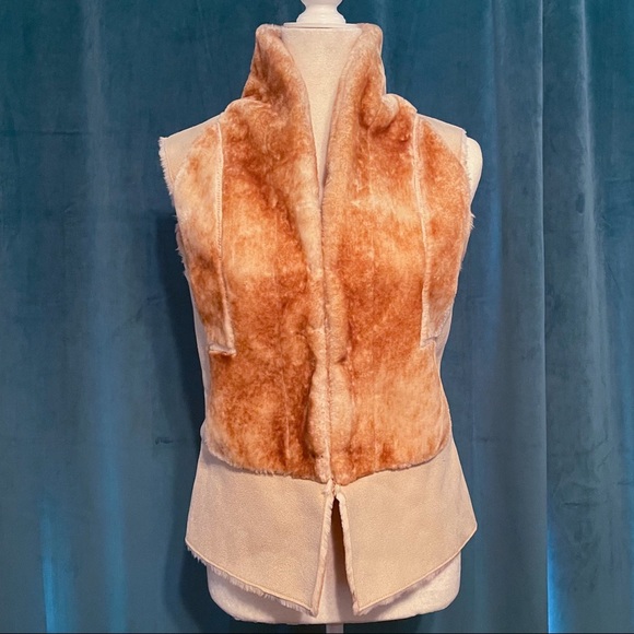 Romeo + Juliet Faux Fur Vest NWT - Picture 3 of 6